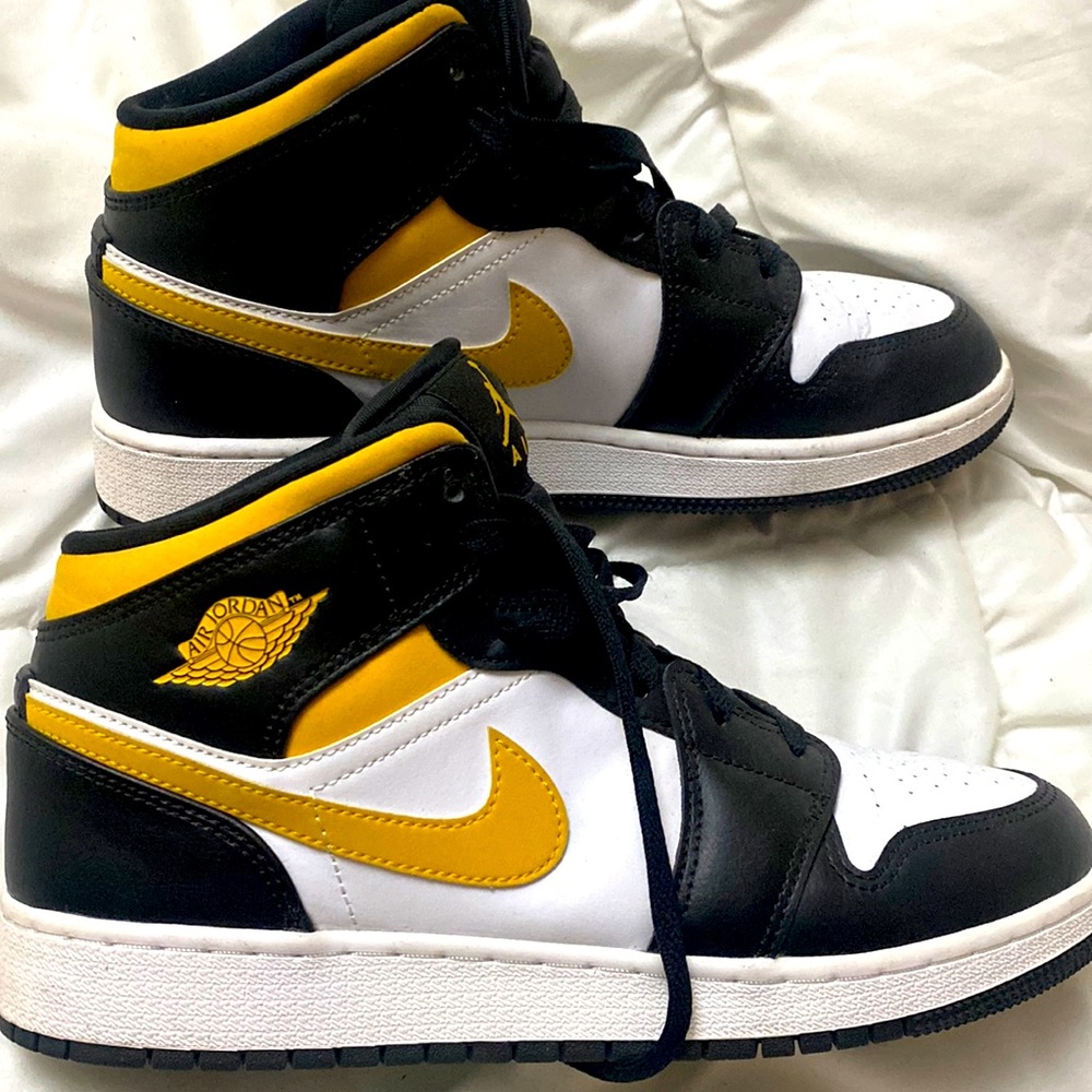 Mid nike jordans Excellent condition!